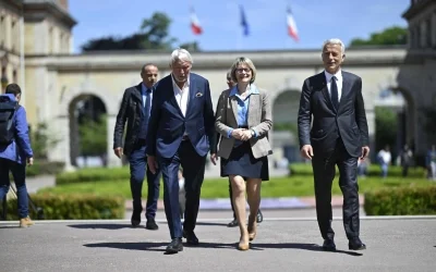 Jean Pierre Dry, Véronique Louwagie et Patrick Martin arrivent à la Cité internationale universaire pour les Rencontres du Commerce Coopératif et Associé de la FCA, le 20 mai 2025.