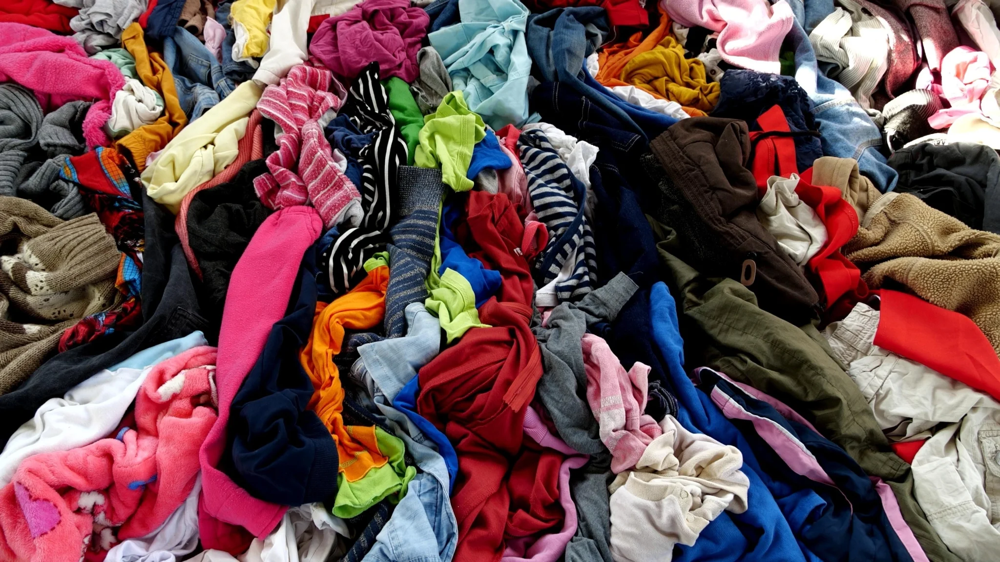 Ultra fast-fashion : le Parlement a définitivement adopté la proposition de loi