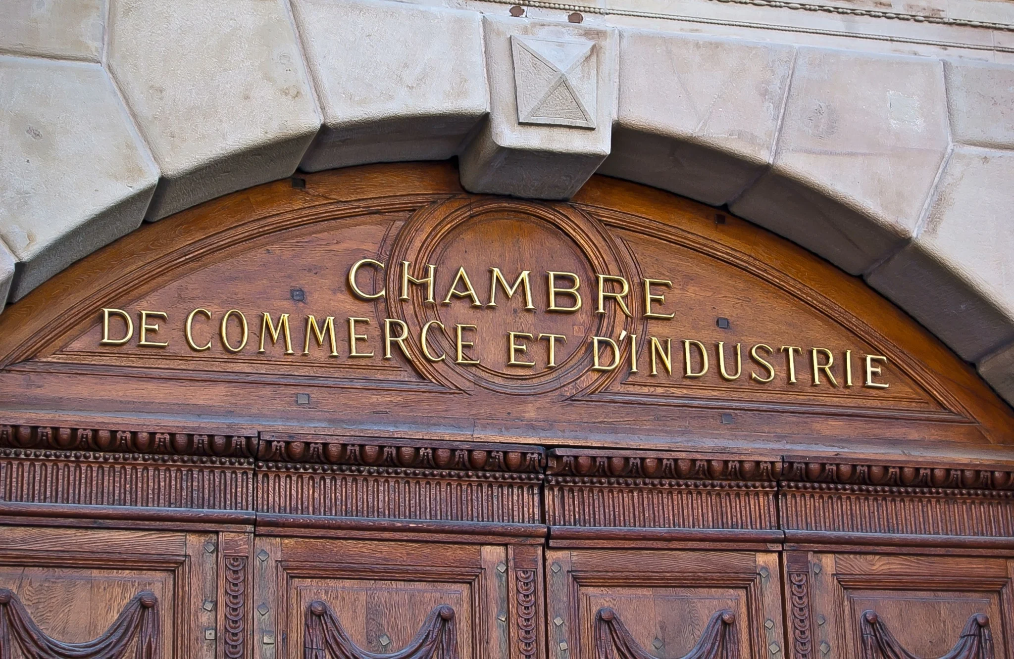 Le Sénat publie un rapport sur l’impact des CCI et des CMA sur les entreprises locales